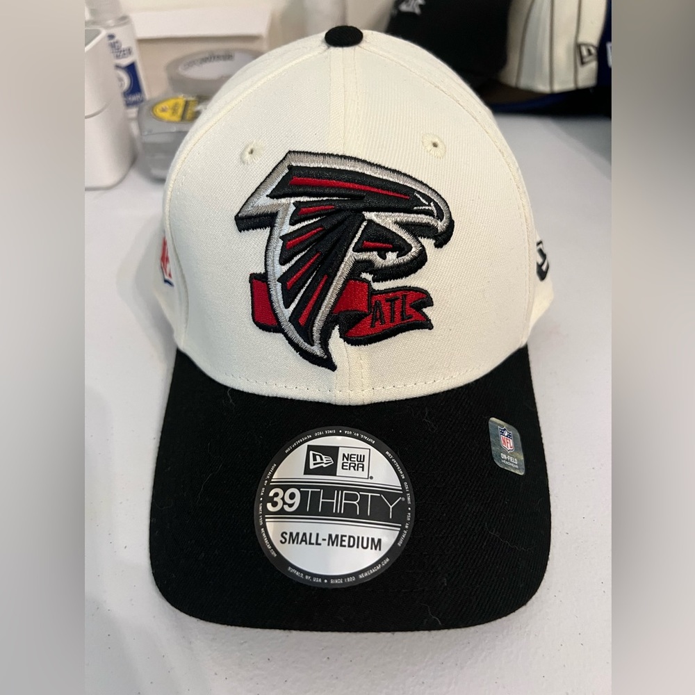 NWT New Era Men's Atlanta Falcons Sideline 39Thirty Chrome White Stretch S-M